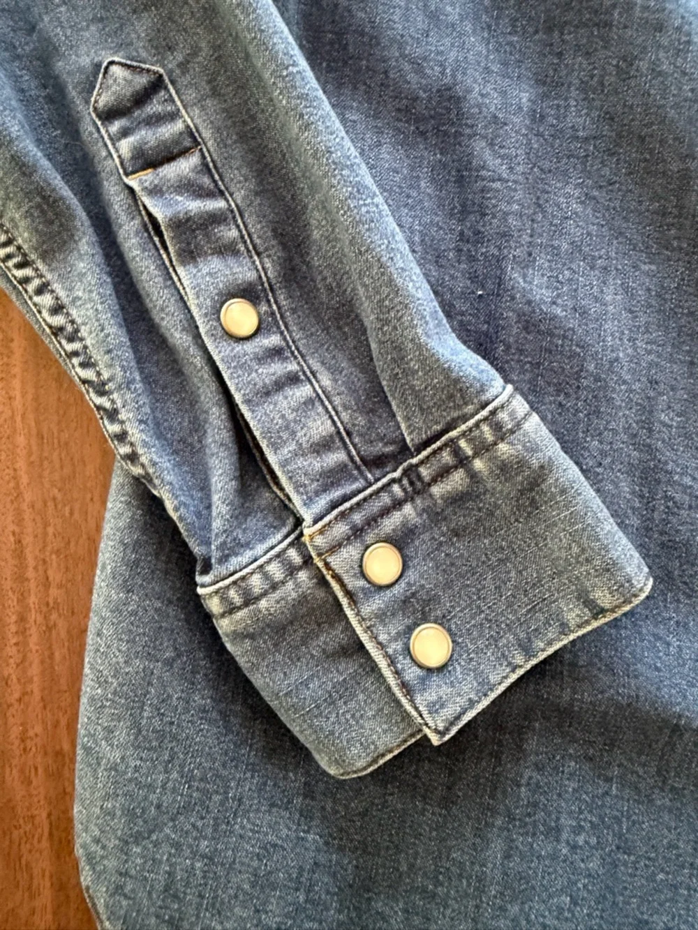 Levi's Women's Denim Western Shirt - Medium Blue NWT - Picture 4 of 4